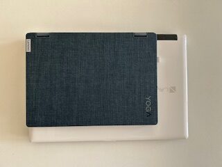 13.3インチのノートパソコンと15.6インチのノートパソコンを重ねた写真